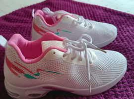Ladies trainers size 5