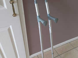 New pair of elbow crutch