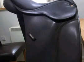 Wintec synthetic 16.5 inch VSD saddle in Brown