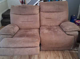 A 2x2 settee reclina free