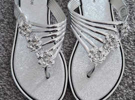 Ladies sandals size 6 never been worn