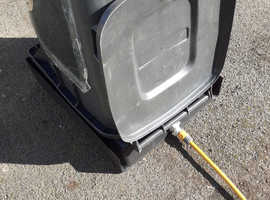 Wheelie bin cleaning machine tray