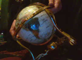 large  size VINTAGE GLOBE  real mother of pearl. See pictures. in excellent condition!