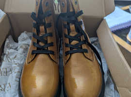 Ladies Mustang boots size 5