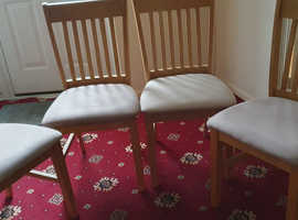 Immaculate dining room table and 4 chairs