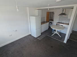 BIG 4 BEDROOM FLAT IN TOWN