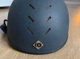 Charles Owen scull cap & 2 hat silks 59cm