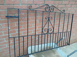 Set steel gates 10ft long 3ft6inc height
