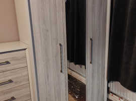 3 door wardrobe 53 x 127 x 185cm