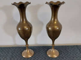 2 brass vases approximately 9 inches tall