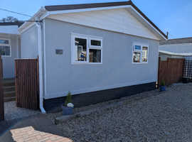 Beautiful Park Home for over 50's situated near River Thames