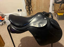 Frank Baines enigma close contact jumping saddle 17inch