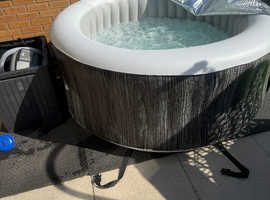 Dellonda Hot Tub