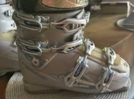 Ladies Head Ski Boots - Mondo 24/24.5 .Size 5 UK