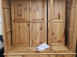 Stunning triple wardrobe with 5 drawers, local delivery possible