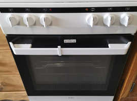 Nice clean electric cooker, local delivery possible