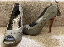 Ladies high heeled shoe