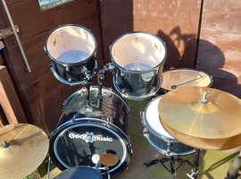 Gear 4music drum set.