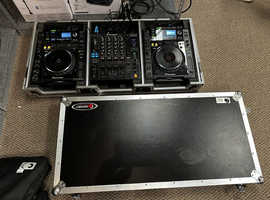 Pioneer 2 x CDJ-2000 1 x DJM800 Deluxe DJ Setup w Odyssey Rolling Road Case