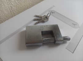 Heavy duty pad lock