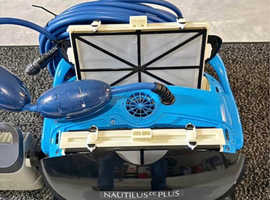Pool vacuum dolphin