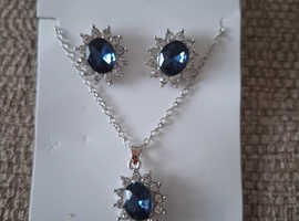 Costume jewellery necklace and earrings set never been worn