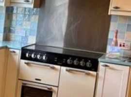 Double range leisure cooker and extractor fan backsplash