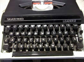 SILVER REED  BLACK LEADER I I  Portable Typewriter