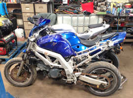 BREAKING SUZUKI SV650 TWIN. 2004 ALL PARTS AVAILABLE WITH DE4LIVERY
