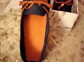 Ladies flat shoes