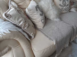 *POSSIBLE DELIVERY* BEAUTIFUL CREAM/IVORY DESIGNER ITALIAN LEATHER PENDRAGON CHESTERFIELD 3+2+1+1 SOFAS