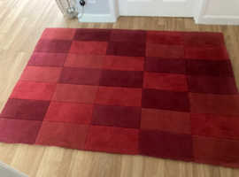 Red square rug 120 x 170