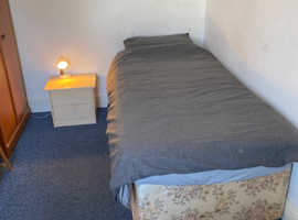 Room to let Kettering. Close to Town