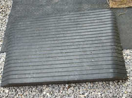 Heavy duty rubber ramp