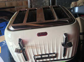Breville 4 slice toaster like new