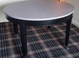 Round dining table