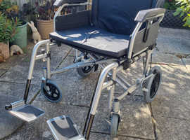 Heavy duty folding wheelchair