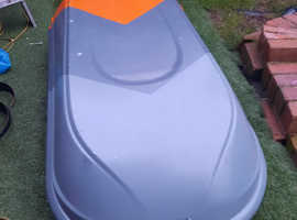 Car roof box