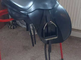 Beautiful Kent & Masters 17.5 adjustable dressage saddle.