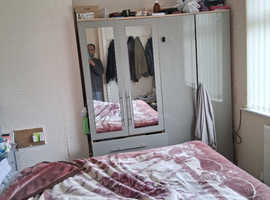 Single & double bedrooms for rent out share with other people