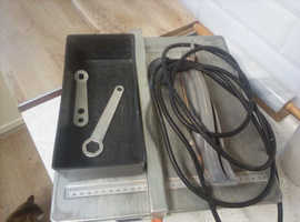 Tile cutter