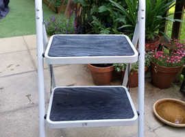 FOLDING 2 STEP LADDER