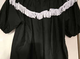 WOMENS BLACK AND WHITE TOP SIZE MEDIUM