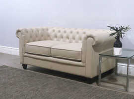 ABSOLUTE BARGAIN*SAVE £440*BRAND NEW CREAM/IVORY HAMPTON 2 SEATER FAUX LEATHER CHESTERFIELD SOFA