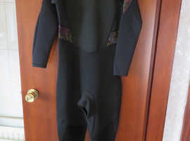 GUL LADIES FULL WETSUIT, SIZE 14, BRAND NEW, NEVER BEEN WORN.