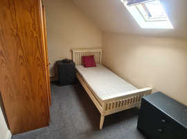 2 Rooms to let available now