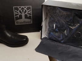 Black leather biker boot,s size 8 ,brand new still in box,,
