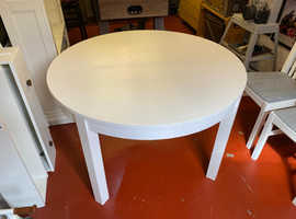 Table and chairs and sideboard/bookcase