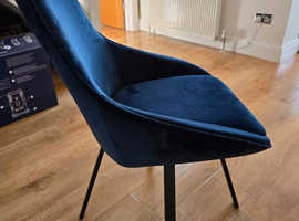 Like new table and 6 chairs