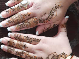 DOING PARTY HENNA